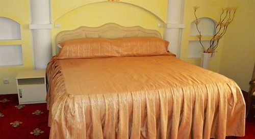Shadow Boutique & 4* Кишинів